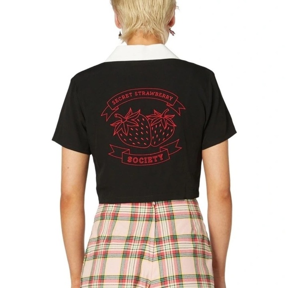 DANGERFIELD Rockabilly Strawberry Cropped Button Up Shirt - Picture 4 of 13